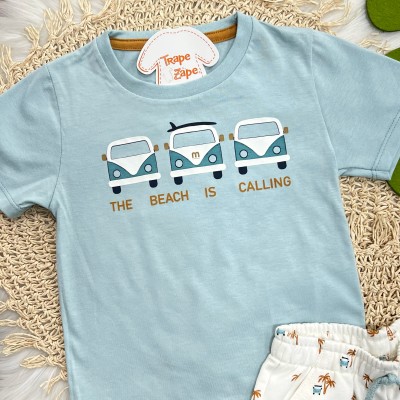 Conj. Camiseta The Beach is Calling e Bermuda - Verde Água e Ferrugem